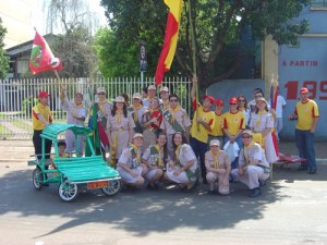 2003 - A gente posando depois do desfile, com a BMW
